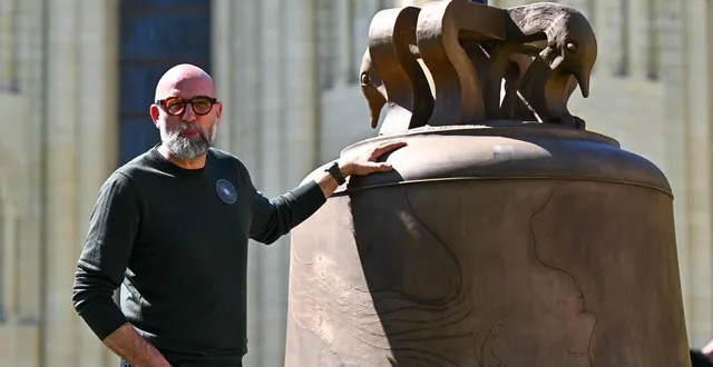 photo  emmanuel morin a couvé l’arrivée des six cloches de fontevraud.  &copy;  franck dubray / ouest france 