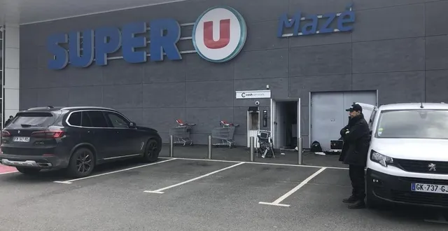 photo  mazé-milon, le 28 mai 2025. le distributeur automatique de billets du super u a été attaqué. le ou les malfaiteurs l’ont fait exploser sur le parking à l’aide d’une bonbonne de gaz.  &copy;  co - christophe ricci 