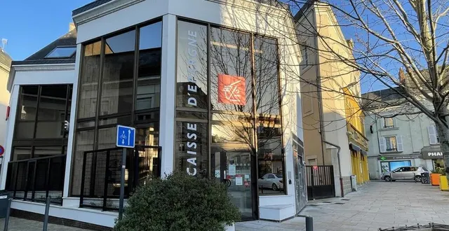 photo  les faits se sont déroulés à l’agence de la caisse d’épargne située sur la place raphaël-élizé, à sablé-sur-sarthe le 1er avril 2025.  &copy;  ouest-france 