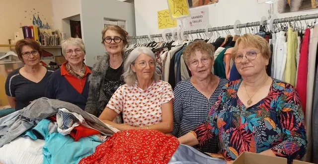 photo  à partir de la gauche marie-claude pluet et jany devallois, responsables de la friperie avec les bénévoles qui procèdent au tri des vêtements.  &copy;  ouest-france 