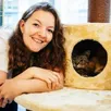 photo  olivia dreux pose en compagnie de neko, le premier chat de l’établissement. 