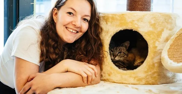 photo  olivia dreux pose en compagnie de neko, le premier chat de l’établissement.  &copy;  ouest-france 