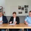 photo  daniel chevalier, maire de juigné-sur-sarthe, a signé la convention avec marie-élize tilly, sous-préfète de la flèche, et le capitaine frédéric boucheron, commandant de la compagnie de gendarmerie de la flèche, lundi 26 mai 2025. 