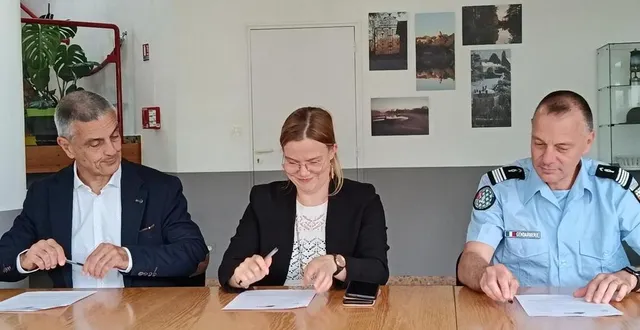 photo  daniel chevalier, maire de juigné-sur-sarthe, a signé la convention avec marie-élize tilly, sous-préfète de la flèche, et le capitaine frédéric boucheron, commandant de la compagnie de gendarmerie de la flèche, lundi 26 mai 2025.  &copy;  ouest-france 