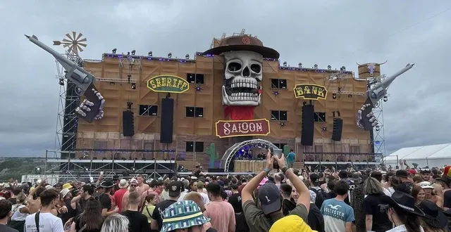 photo  du jeudi 15 au samedi 17 août 2024, l’eskape festival a pris possession du champ de foire de montilly-sur-noireau (orne). pour chaque édition, le festival propose un nouveau décor. cette année, ce sera un futur postapocalyptique.  &copy;  archives ouest-france 