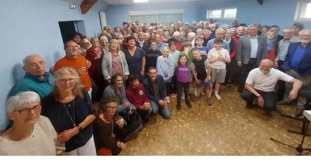 photo  il y avait une centaine de participants, à la salle des fêtes de saint-maurice, lors de la soirée de rencontre finale entre les familles d’accueil fertoises et les anglais.  &copy;  ouest-france 