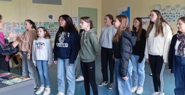 photo  la chorale du collège hée-fergant en répétition sous la direction de la professeure, héléna esparon avec le concours de la professeure de français, agnès caballo, et de l’assistante d’éducation, huguette pasquet.  &copy;  ouest-france 