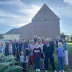 photo  les jardiniers et leurs familles, après la visite des parcelles. 
