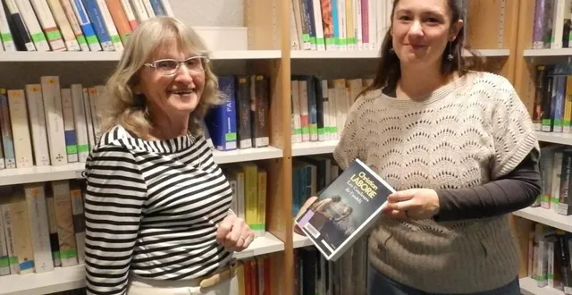 photo  de gauche à droite, martine delaunay laisse la présidence de la bibliothèque de candé à marie bricard.  &copy;  co 