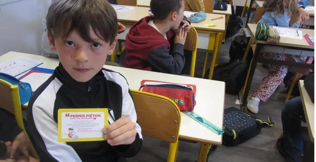 photo  melvin montre fièrement le permis piéton qu’il a obtenu comme ses camarades de classe.  &copy;  ouest-france 