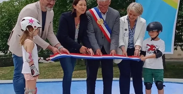 photo  de g. à dr. : daniel vicente, adjoint au sport, florence dabin, présidente du conseil départemental, le maire dominique bréjeon, isabelle raimbault adjointe aux solidarités et à l’action sociale, et deux jeunes skateurs.  &copy;  co 