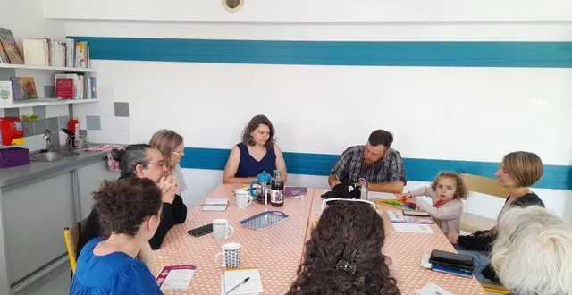 photo  au centre, charlotte normandin, référente famille, du centre socioculturel des coteaux du layon, en compagnie des parents du territoire qui échangent sur les possibilités de partir en vacances l’été prochain.  &copy;  co 