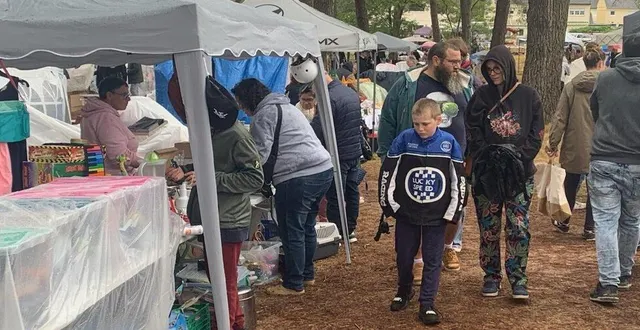 photo  la matinée pluvieuse n’a pas découragé les badauds  &copy;  le maine libre 