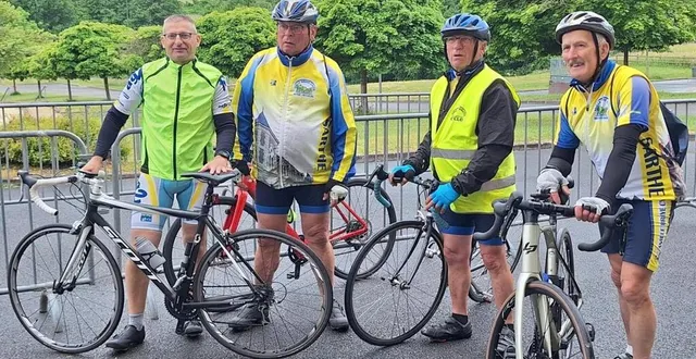 photo  les cyclistes, malgré la pluie, contents de leur randonnée.  &copy;  le maine libre 
