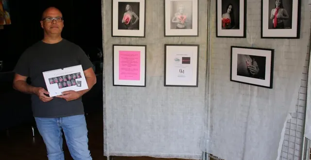 photo  cyrille malherbe, calendrier en mains, pose à côté de ses photos.  &copy;  le maine libre 