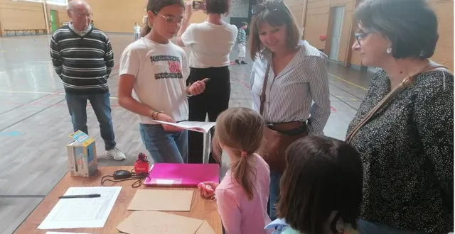 photo  avant le départ, chaque chercheur de trésor venait à l’accueil afin d’y retirer une enveloppe de couleur qui lui servira de fil conducteur tout au long du parcours.  &copy;  ouest-france 