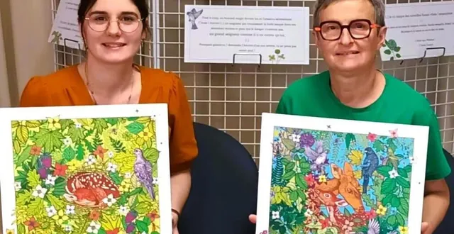 photo  manon geslin, responsable de la médiathèque, raconte la belle histoire de bambi, en compagnie d’isabelle cornier, autour d’une exposition de 14 vues de mickaël cailloux.  &copy;  ouest-france 