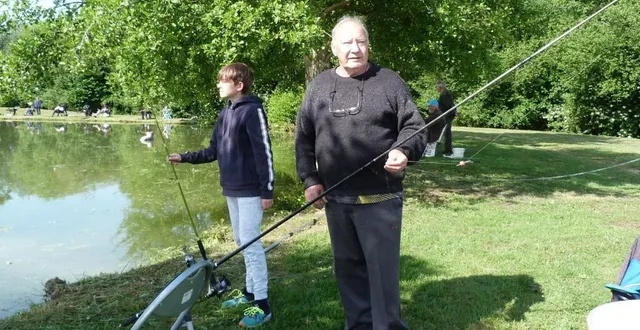 photo  michel pourceau accompagné de son petit-fils charles est un passionné de pêche qui connaît bien l’étang lamnaysien.  &copy;  ouest-france 