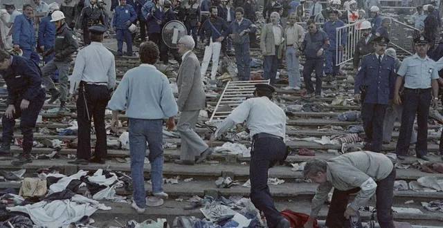 photo le chaos dans le bloc z du stade du heysel, le 29 mai 1985, après une charge des supporters de liverpool. 39 personnes perdent la vie dans le mouvement de foule. © dominique faget, afp