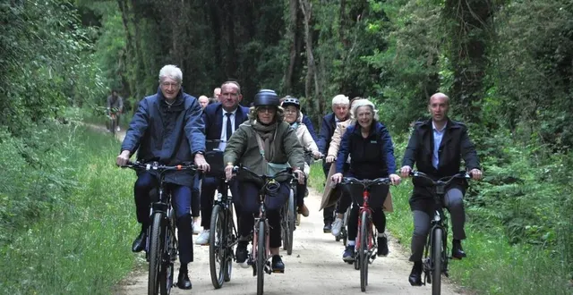 photo  les élus, dominique le mèner en tête, ont enfourché des vélos pour inaugurer cette nouvelle voie verte entre la flèche et la suze.  &copy;  le maine libre 