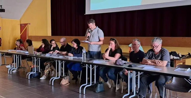 photo  tony belloir, les animateurs et le bureau de la coulée douce accueillent le public de l’assemblée générale.  &copy;  ouest-france 