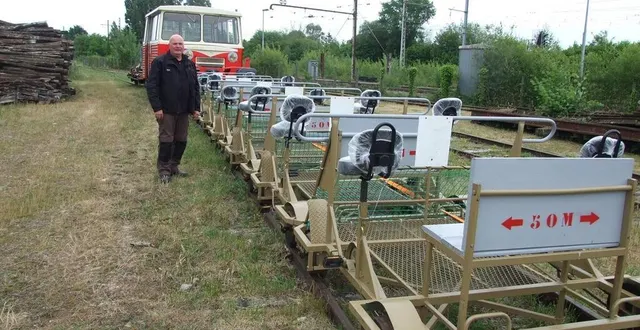 photo  les vélos rails sont prêts à rejoindre leur lieu d’affectation : tuffé. le trésorier frédéric leroy les accompagnera  &copy;  ouest-france 