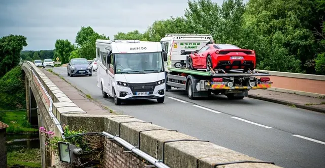 photo  près de 9 000 véhicules chaque jour empruntent le pont de beaumont-sur-sarthe sur la rd 338, qui relie le mans à alençon.  &copy;  photo le maine libre - yvon loué 