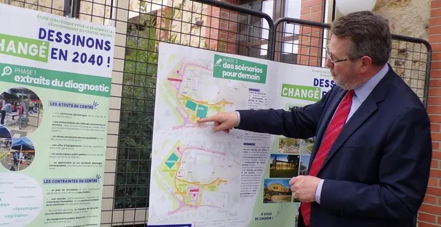 photo  yves-marie hervé présente les deux scénarios affichés dans le sas de la mairie.   &copy;  le maine libre 