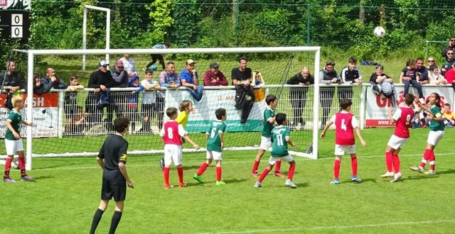 photo  les joueurs u11 lors de la finale 2024 opposant le sporting club de braga (portugal), en rouge, à l’olympique saint-etienne.  &copy;  archives ouest-france 