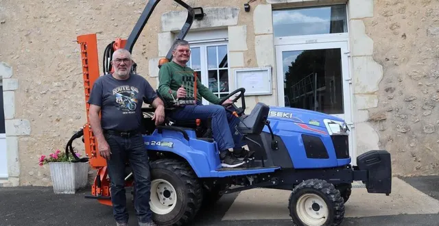 photo  thierry lecornué sur le tracteur aux côtés de thierry gasnier, le maire de saint-ouen-en-champagne.  &copy;  ouest-france 