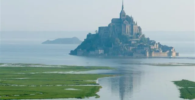 photo  la saison 2 de la série française « cat’s eyes » est en cours de tournage. les épisodes ne sont pas tournés n’importe où, les équipes devraient passer par le mont-saint-michel.  &copy;  archives david ademas 