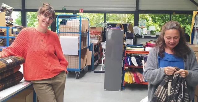 photo  cécilia et alix préparent la braderie de cousette.  &copy;  ouest-france 