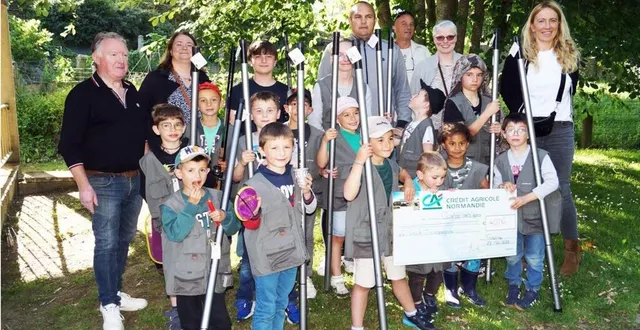 photo  les enfants de l’école de pêche ont arboré fièrement le nouveau matériel financé, en partie, par le crédit agricole.  &copy;  ouest-france 