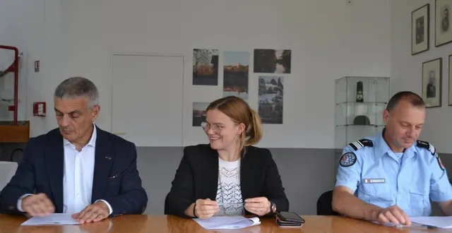 photo  daniel chevalier, maire de juigné-sur-sarthe, marie-élize tilly, sous-préfète et le chef d’escadron frédéric boucheron.  &copy;  le maine libre 