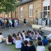 photo  80 personnes sont venues se rendre compte des travaux d’amélioration dans l’école grain de soleil. 