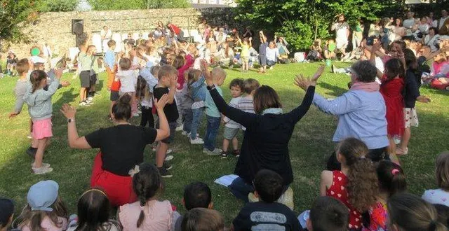 photo  vendredi 23 mai, dans le jardin de l’école saint-louis, a eu lieu la traditionnelle fête des parents. chaque classe a présenté un chant. puis, chaque enfant a offert le cadeau qu’il avait réalisé pour la fête des mères et des pères. les éco-délégués de l’école ont, également, été mis à l’honneur pour leur travail de l’année et leurs récompenses reçues dernièrement. l’apel a proposé un vin d’honneur. la commission conviviale proposait ensuite un temps festif accompagné d’un food-truck pour prolonger cette soirée.  &copy;  co 