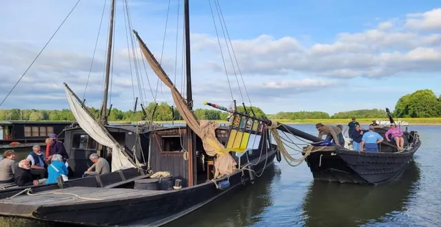 photo  samedi, une quinzaine de bateaux de loire ont fait escale sur le quai de la noé.  &copy;  bateliers en loire et maine 