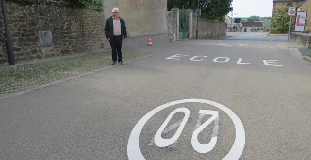 photo  philippe bodereau, adjoint, montre les peintures réalisées au sol.  &copy;  le maine libre 