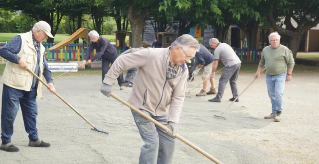 photo  la journée citoyenne s'est déroulée le samedi 24 mai avec une dizaine d'ateliers qui ont permis aux villageois  &copy;  ouest-france 