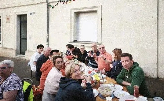 photo  depuis 1999, fin mai, la fête des voisins rassemble autour de bons moments. le 23 mai, pour la seconde fois, les résidents du quartier de la place de la république y ont participé. a l’initiative de sophie léger, gilles labussière, et jean lyoen, une quarantaine de résidents avait répondu présent autour d’un buffet.  &copy;  co 