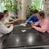 photo l’espace jeux de la médiathèque est très utilisé par les adolescents comme maureen, tiphaine, leyla et quentin qui se font un bon vieux kem’s, ou d’autres qui peuvent utiliser des boîtes de jeux.