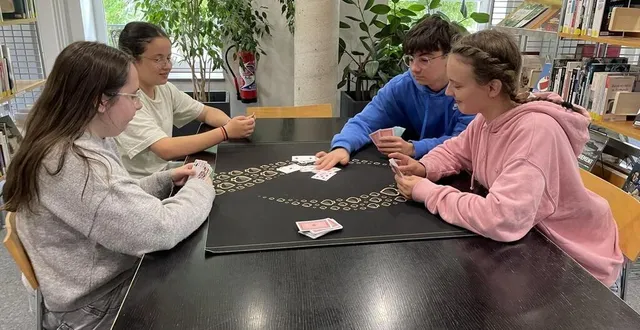 photo  l’espace jeux de la médiathèque est très utilisé par les adolescents comme maureen, tiphaine, leyla et quentin qui se font un bon vieux kem’s, ou d’autres qui peuvent utiliser des boîtes de jeux.  &copy;  ouest-france 
