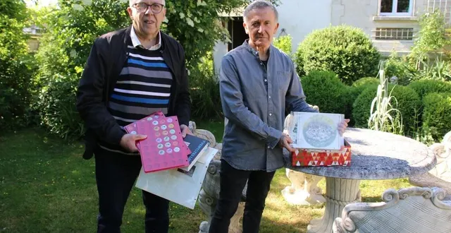 photo  alain leroux et marc llongarriu, présentent quelques pièces de leur collection.  &copy;  ouest-france 