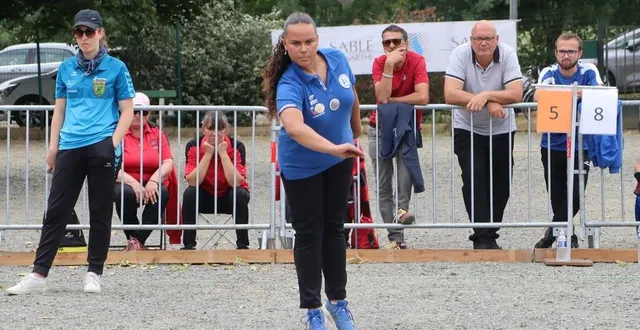 photo  soeline fenuafanoté, du club de tuffé val de chéronne, à la manœuvre sur l’épreuve de triplette des championnats régionaux, jeudi 29 mai 2025, à sablé-sur-sarthe.  &copy;  ouest-france 