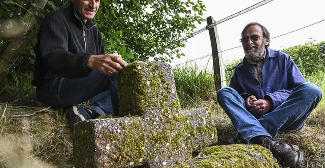 photo  serge denoix (à droite) a découvert une croix archaïque dans le haut-maine, à saint-aubin-de-locquenay. il en a rapidement informé le président de l’association pour la sauvegarde des croix, thierry triffault (à gauche).  &copy;  photo : le maine libre - denis lambert 