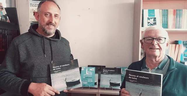 photo  william cherbonnier, dirigeant des éditions du petit pavé et paul babin présente « heures et couleurs de loire », sorti des presses de l’imprimerie la botellerie, à brissac, le 28 mai.  &copy;  ouest-france 