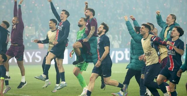photo fabian ruiz pena, khvicha kvaratskhelia, lucas beraldo et vitinha, joueurs du psg, célèbrent leur victoire face à arsenal en demi-finale de la ligue des champions, le 7 mai 2025. © jean catuffe / dppi via afp