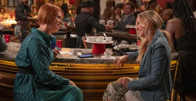 photo  cynthia nixon (miranda) et sarah jessica parker (carrie) font perdurer leur amitié dans « and just like that ».  &copy;  hbo max 