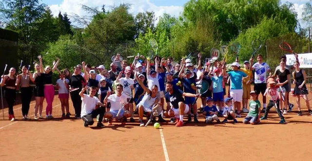 photo  70 enfants et 15 adolescents ravis de revoir marine partaud sur les courts de tennis de bessé-sur-braye.   &copy;  anille braye tennis intercommunal 