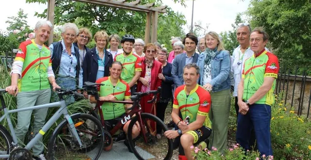 photo  les bénévoles autour de clémence collet (au centre).   &copy;  le maine libre 